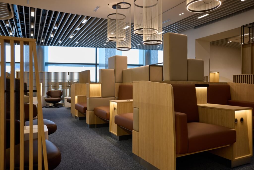 Renovierte Business Lounge A13 mit ruhigen Arbeits- und Entspannungsbereichen