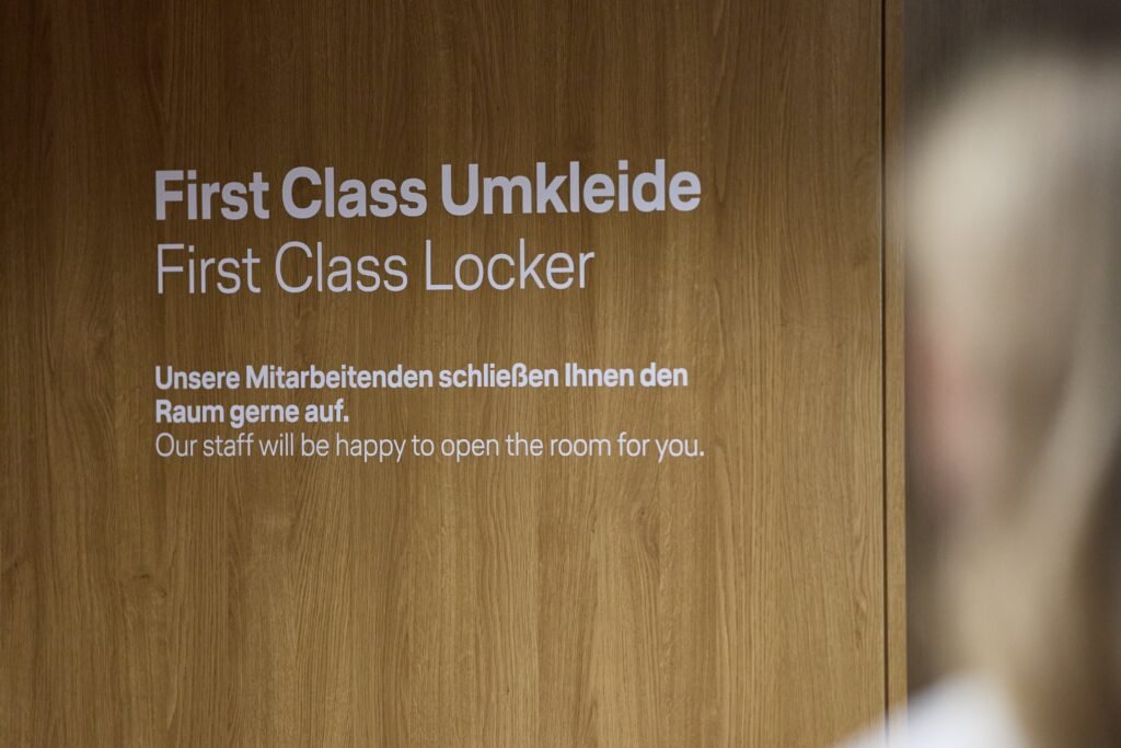 Neue Umkleidekabinen im Lufthansa Premium Check-in Bereich in Frankfurt.