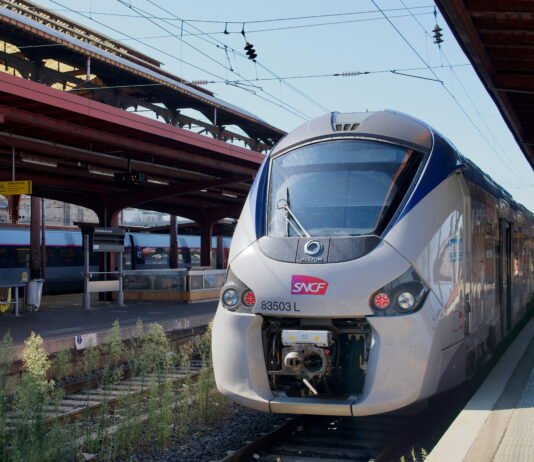 Air France startet Train+Air mit OUIGO Air France erweitert das Train+Air Angebot um OUIGO-Züge. Flug und Bahn in einer Buchung mit garantierten Anschlüssen. Foto von Antoine Schibler auf Unsplash