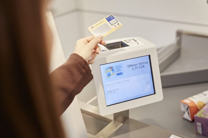 Sebastian Heck_DM-Payback-027-min Im Januar 2026 gibt es bei dm zehnfach PAYBACK Punkte auf jeden Einkauf sowie Extra-Boni für neue Konten und Verknüpfungen. © dm-drogerie markt