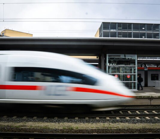 BahnBonus Februar-Boost mit dreifachen Punkten Im Februar gibt es im BahnBonus Programm dreifache Punkte für Inlandsfahrten. Foto von Christian Lue auf Unsplash