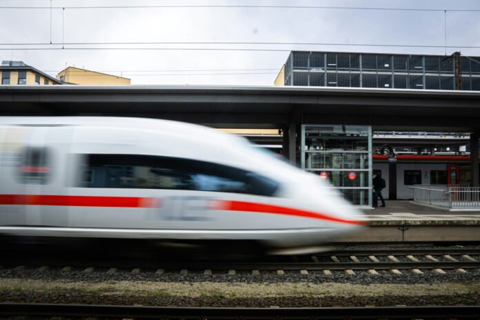 ICE_Deutsche_Bahn(1) Im Februar gibt es im BahnBonus Programm dreifache Punkte für Inlandsfahrten. Foto von Christian Lue auf Unsplash