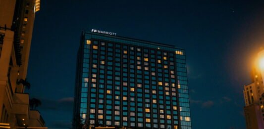 Marriott Bonvoy Aktion mit extra Elite-Statusnacht Die neue Marriott Bonvoy Aktion bringt 2.500 Punkte pro Aufenthalt und eine extra Elite-Statusnacht je Hotelmarke. Foto von Jordan Ryskamp auf Unsplash