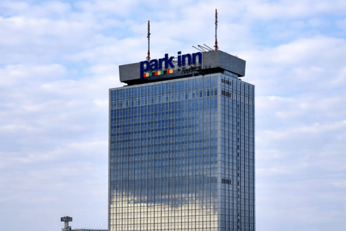 Bis zu 7.000 Radisson Rewards Bonuspunkte für drei Aufenthalte bis April 2026. Foto von Miran Said auf Unsplash