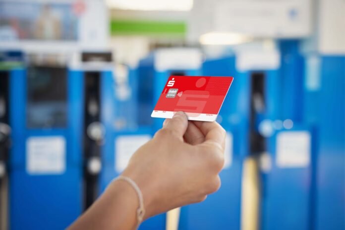 SPK_Karte_bei_Aral1 Beim Tanken bei Aral lassen sich jetzt automatisch PAYBACK-Punkte sammeln – einfach bezahlen und Punkte mitnehmen.