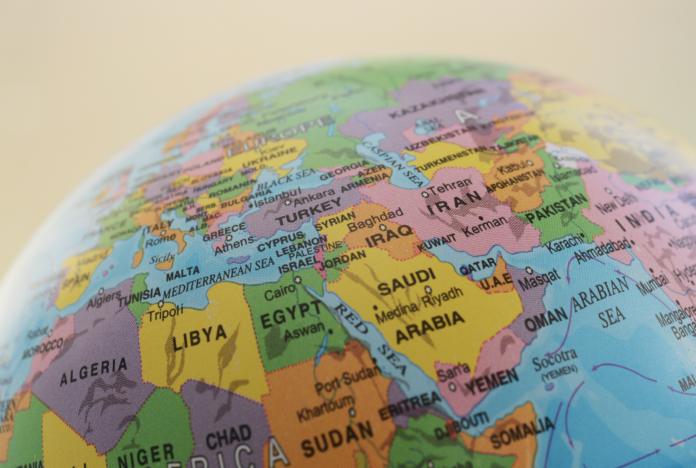 Ist Fliegen im Nahen Osten derzeit sicher? Experten erklären, wie Airlines mit unsicheren Lufträumen umgehen.