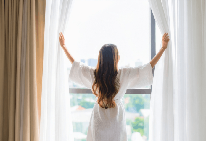 Frau_in_einem_Hotelzimmer(1) Kostenlose Marriott Übernachtung jetzt mit mehr Flexibilität durch zusätzliche Punkte.