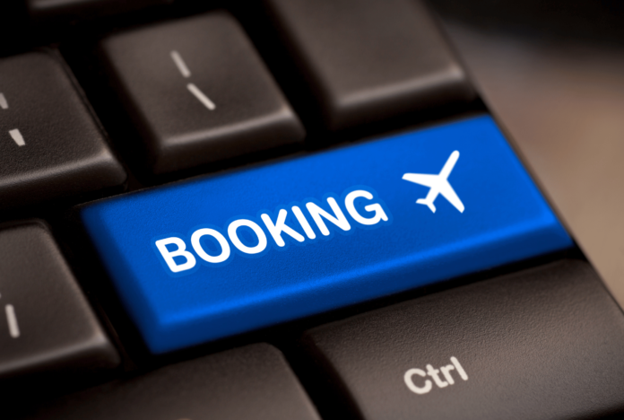 Beim Blind Booking buchst du einen Flug ohne Ziel und erfährst erst danach, wohin die Reise geht.