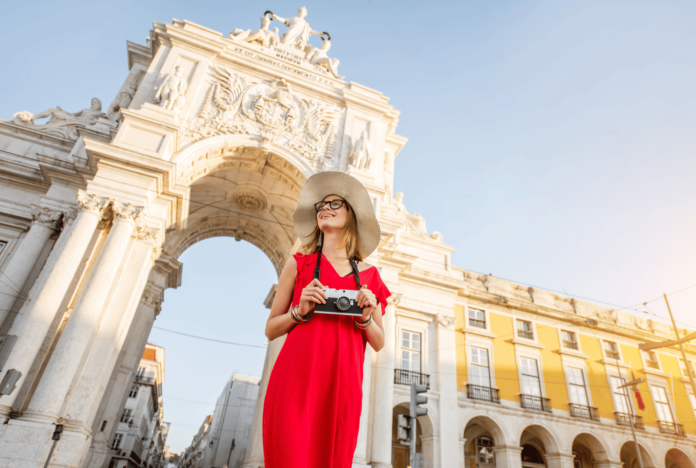 Frau_auf_Reisen_in_Lissabon Neue Analyse zeigt Europas günstigste und teuerste Citytrip-Ziele.