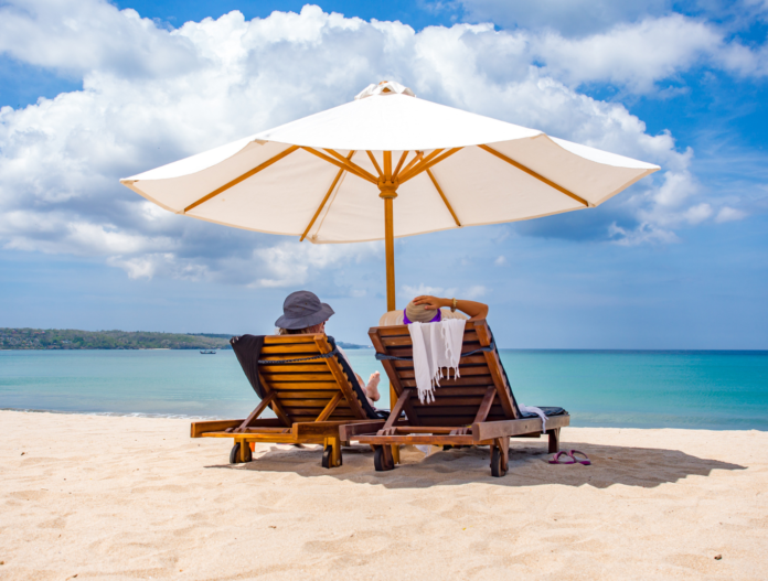 Paar_im_Urlaub Hilton Honors Mitglieder erhalten bis zu 4.000 Bonuspunkte pro Aufenthalt.