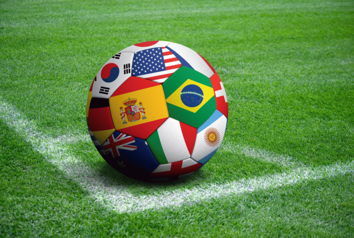 Fußball_mit_internationalen_Flaggen Qatar Airways verlost 2 Tickets für das WM-Finale 2026 und bis zu 100.000 Avios.