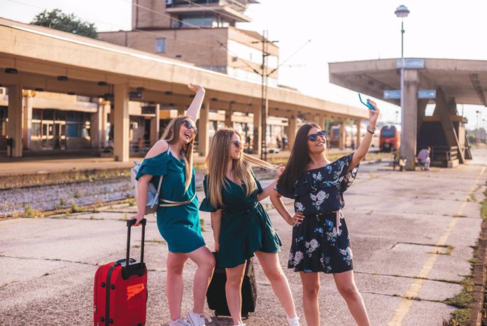 Mädchen_auf_Zugreise Die Jugend BahnCard 25 gibt es bis Ende September 2026 kostenlos statt für 7,90 Euro.