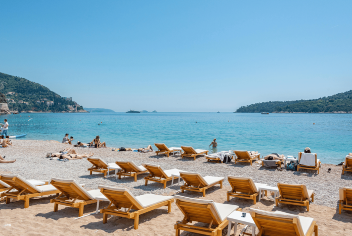 Wer auf Mallorca eine Liege mieten möchte, muss in diesem Sommer vielerorts deutlich mehr bezahlen.