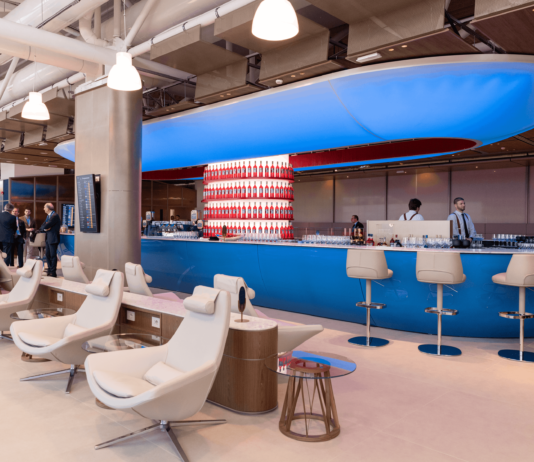 Frequent Traveller Status schneller erreichen: So geht’s Mit den richtigen Strategien rückt der Frequent Traveller Status schneller in Reichweite / Hangar Lounge am Flughafen Rom-Fiumicino. Bild: Lufthansa.