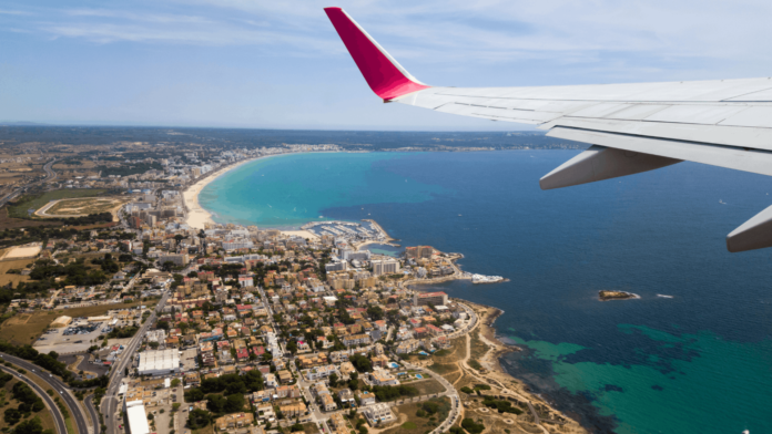Blick_auf_den_Strand_El_Arenal Am Mallorca Flughafen sind Ende Juli und Anfang August Teilstreiks geplant.