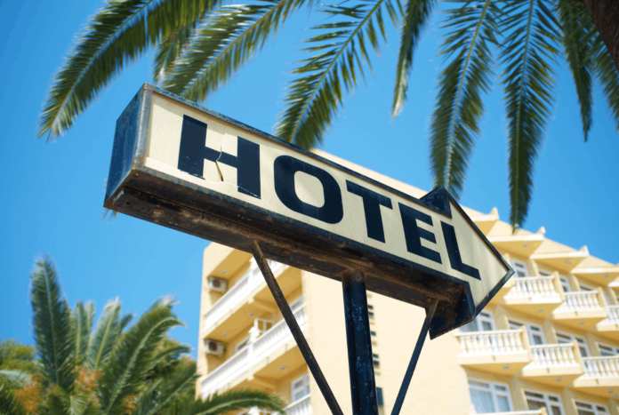 Hotelschild Je nach Aufenthaltsdauer und Mitgliedschaft gibt es bis zu 7.500 ALL Accor Punkte als Bonus.
