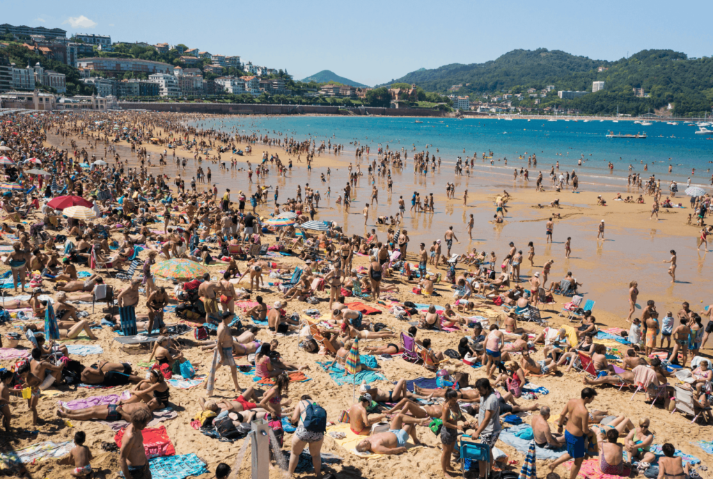 Überfüllter Strand in San Sebastián, Spanien