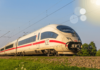 Im Juli die Vorteile der BahnCard 50 mit der BahnCard 25 nutzen Mit der BahnCard 25 einen Monat lang die Vorteile der BahnCard 50 im Fernverkehr nutzen.