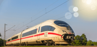 Im Juli die Vorteile der BahnCard 50 mit der BahnCard 25 nutzen Mit der BahnCard 25 einen Monat lang die Vorteile der BahnCard 50 im Fernverkehr nutzen.