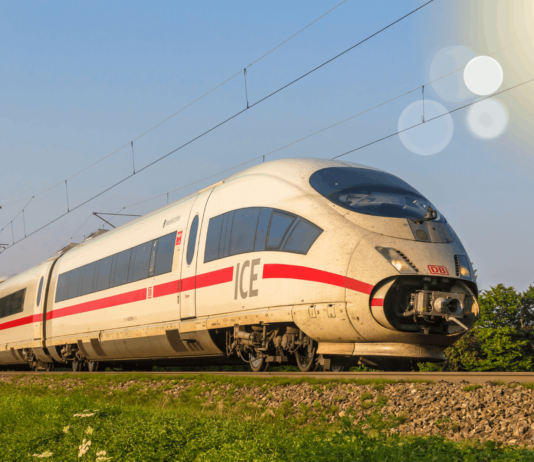 Im Juli die Vorteile der BahnCard 50 mit der BahnCard 25 nutzen Mit der BahnCard 25 einen Monat lang die Vorteile der BahnCard 50 im Fernverkehr nutzen.