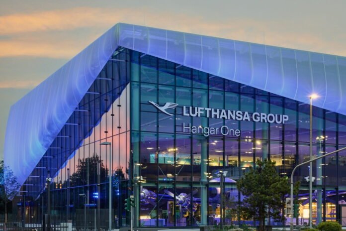 lhghangarone_front_night Der Lufthansa Group Hangar One öffnet am 1. August seine Türen für Besucher am Frankfurter Flughafen. © Lufthansa Group / Atelier Brückner