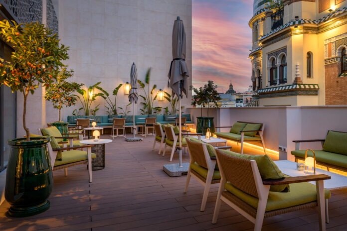 querencia_de_sevilla-autograph_collection_terrace_d897e Marriott Bonvoy bietet Hotels nahe einiger der schönsten Vogelbeobachtungsgebiete Europas. Doñana-Nationalparks Querencia de Sevilla, Autograph Collection. © Marriott International.