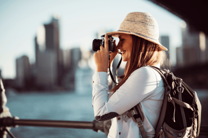 Junge_Touristin 13 Städte in Europa, in denen du mit weniger als 100 Euro pro Tag auskommen kannst.