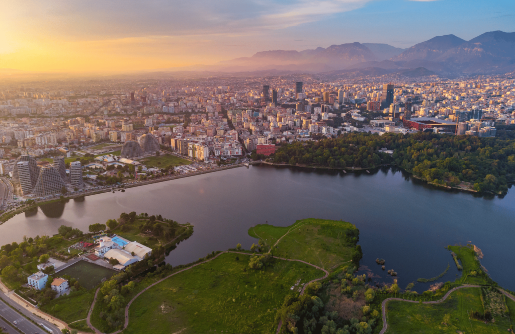 Luftaufnahme des künstlichen Sees von Tirana