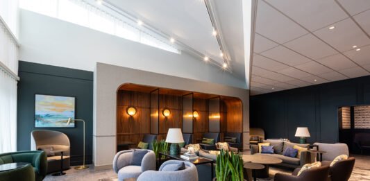 Neue Amex Centurion Lounge am Flughafen Amsterdam Schiphol eröffnet Die neue Lounge verbindet Komfort mit niederländischem Design. Foto: Barbara Kieboom