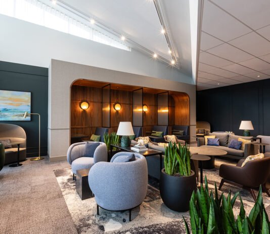 Neue Amex Centurion Lounge am Flughafen Amsterdam Schiphol eröffnet Die neue Lounge verbindet Komfort mit niederländischem Design. Foto: Barbara Kieboom