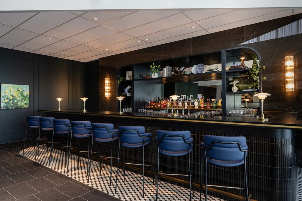 An der Bar der Centurion Lounge werden verschiedene Getränke und Cocktails serviert.