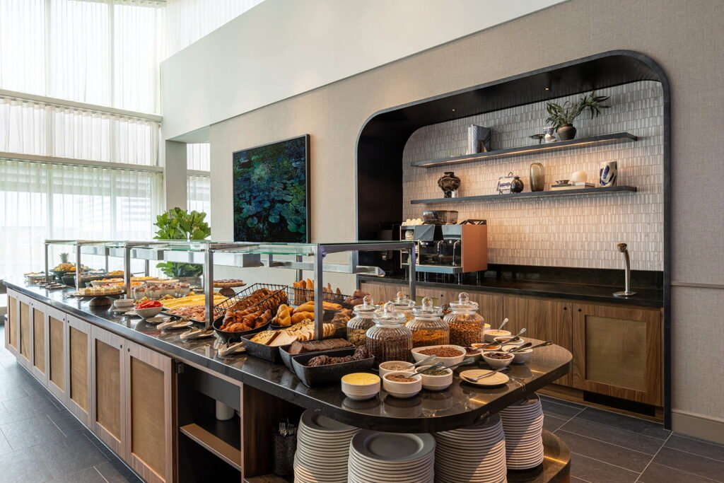 Verschiedene Speisen und Snacks stehen am Buffet der neuen Centurion Lounge bereit.