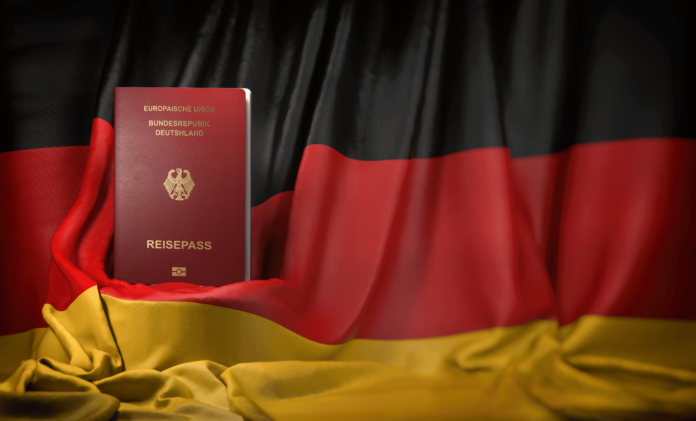 Deutscher-Reisepass-auf-der-deutschen-Flagge Neue Regeln sollen den Reisepass einfacher und digitaler machen.