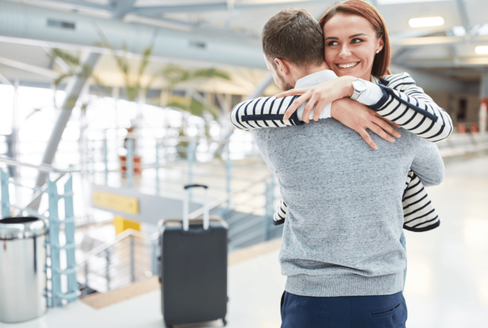 Ein_Paar_umarmt_sich_am_Flughafen 100 x 100.000 Miles & More Meilen zu gewinnen. Jetzt am Lufthansa Gewinnspiel teilnehmen.
