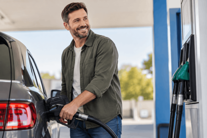 Mann-beim-Tanken Hohe Spritpreise? So holst du dir bis zu 20fach Punkte beim Tanken!