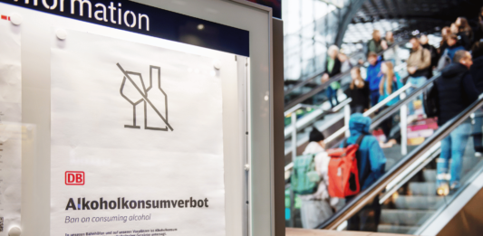 Alkoholkonsumverbot an Bahnhöfen: Das gilt jetzt Neues Hausrecht bringt klare Regeln für deine Reise.