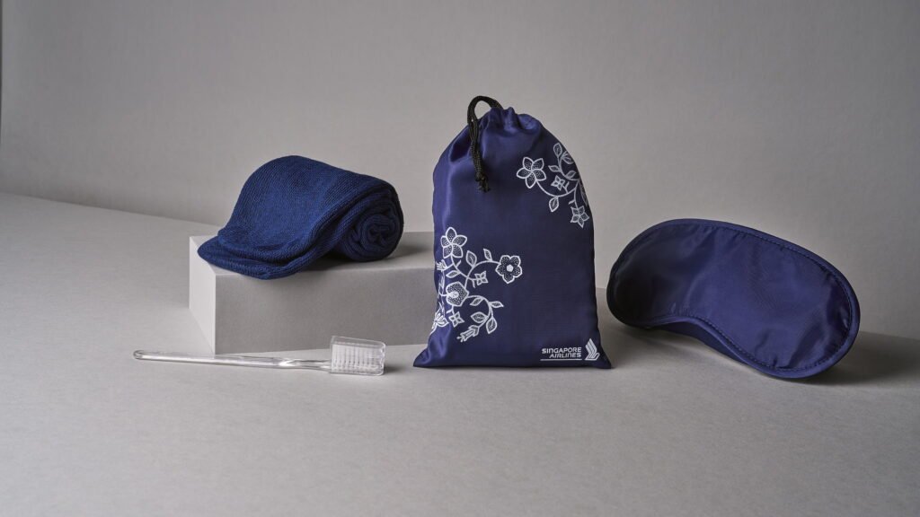 Amenity-Kit mit Schlafmaske, Socken und Zahnpflegeset.