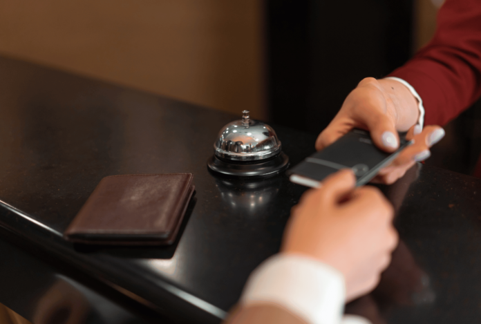 Gast_erhält_eine_Hotelkarte 30 DISCOVERY Dollar Extra-Guthaben für deinen nächsten Hotelaufenthalt