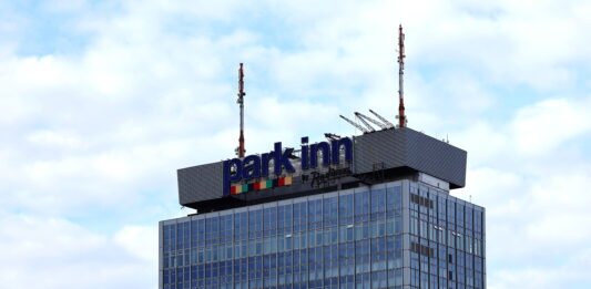 Bis zu 10K Radisson Rewards Bonuspunkte im Herbst Einfach verschiedene Hotelmarken testen und Extra-Punkte kassieren. Foto von Miran Said auf Unsplash