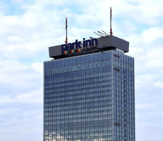 Bis zu 10K Radisson Rewards Bonuspunkte im Herbst Einfach verschiedene Hotelmarken testen und Extra-Punkte kassieren. Foto von Miran Said auf Unsplash
