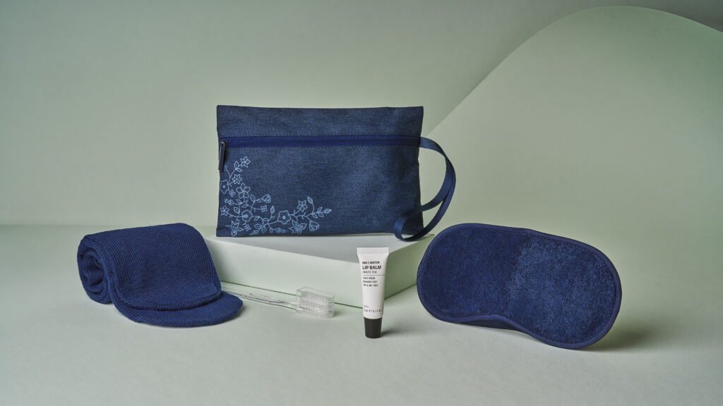 Premium Economy Class: Amenity-Kit mit Etui und Lippenbalsam von INK & WATER.