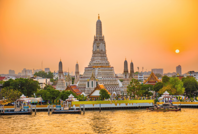 Tempel-der-Morgenröte-Bangkok Spare jetzt 50 € auf deinem Flug nach Bangkok im Januar und Februar.