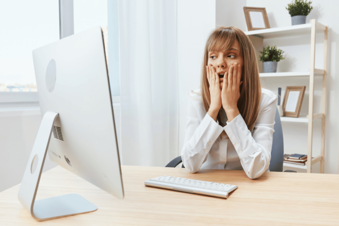 Überraschte_Frau_vor_dem_Computer Lufthansa streicht einen Statusvorteil im Economy Light.
